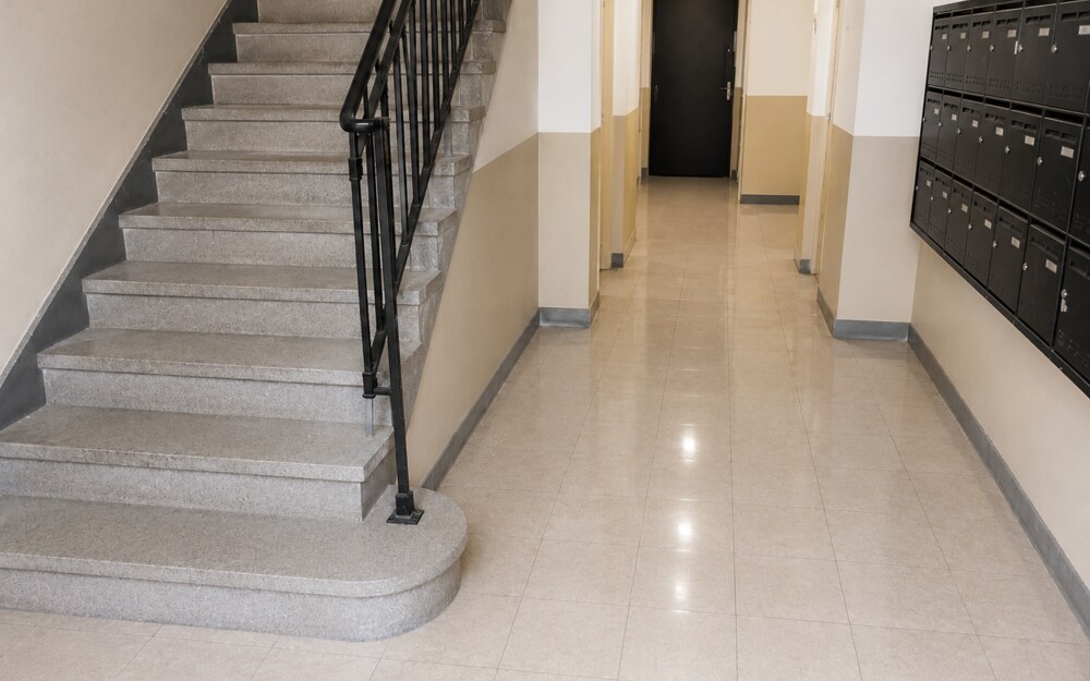 Escaliers de copropriété avant nettoyage