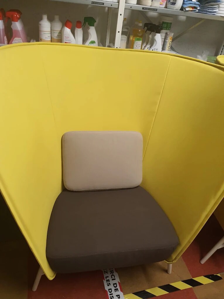 Fauteuil acoustique avant nettoyage