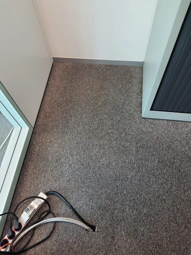 Moquette de bureau avant nettoyage